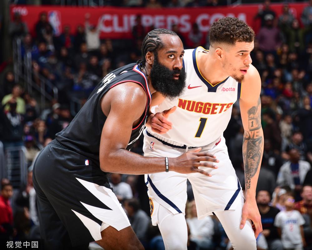 步伐迈向更 步伐迈向更